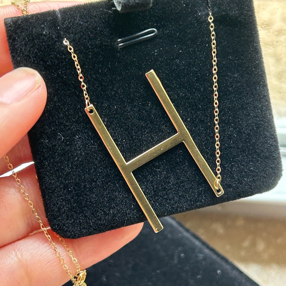 SALE‼️ 18 KARAT REAL GOLD H initial necklace 18 inches - Picture 9 of 10